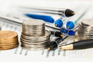 selective-focus-of-coins-and-ballpoints